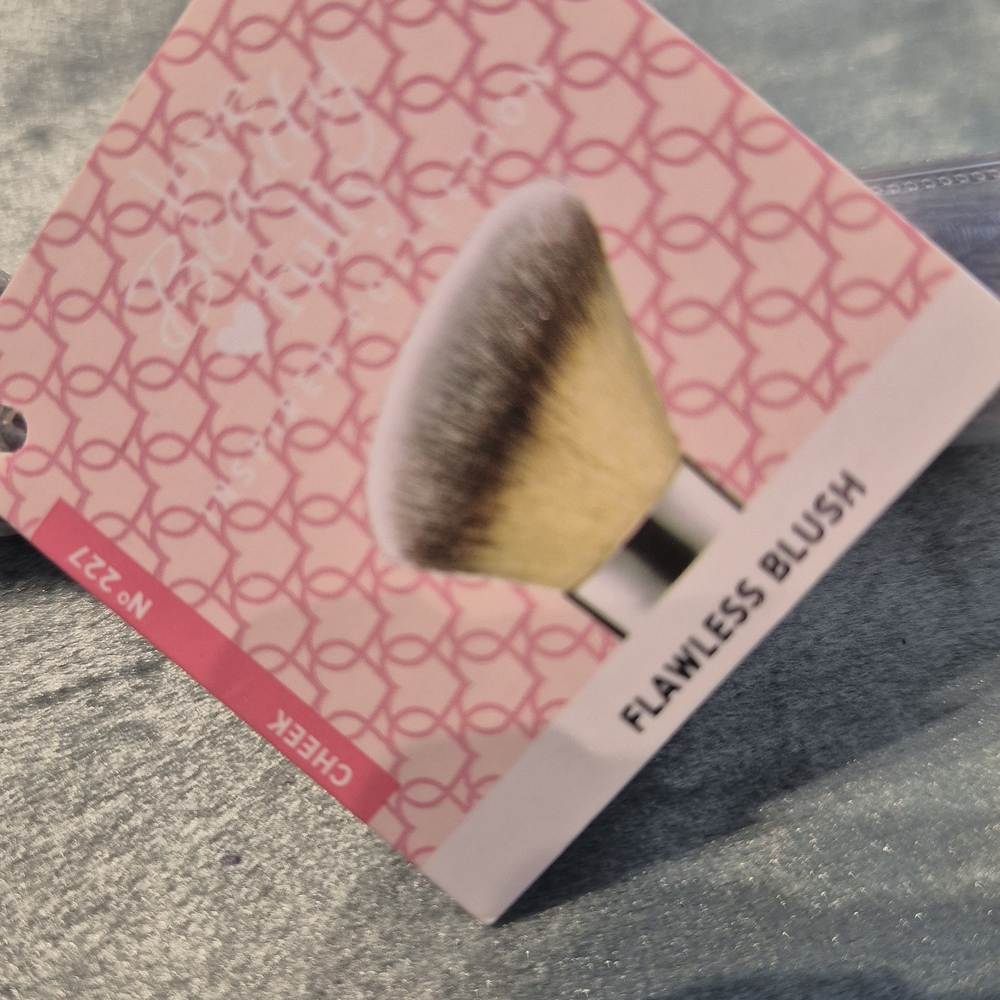 it cosmetics Flawless Blush Brush - Pink & White Packaging